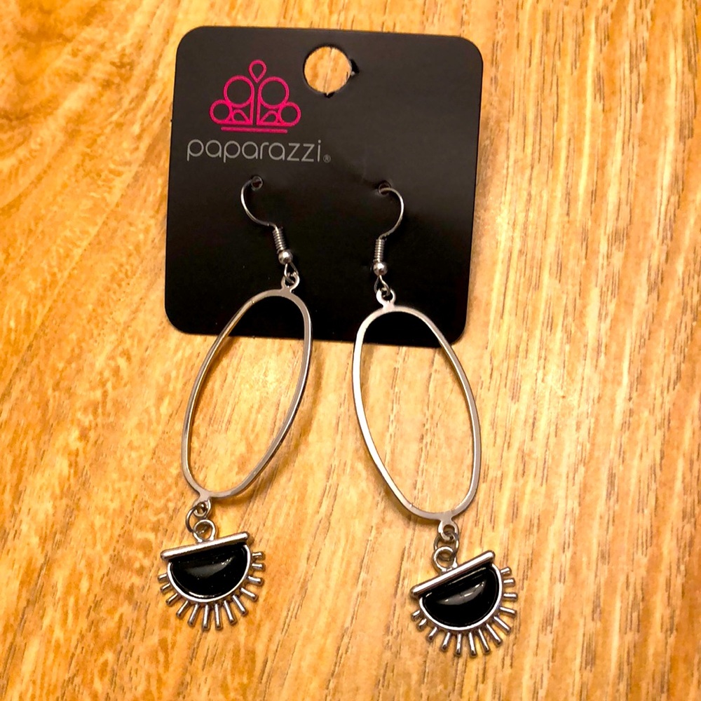 Paparazzi pierced earrings dar green stone